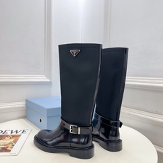 PRADA 普拉达 26𝐬𝐬 🌈2026秋冬新品 专柜走秀款 经典三角标皮带扣骑士短靴 长靴 系列〰 ◽鞋面:原版高 PRADA 普拉达 26𝐬𝐬 🌈2026秋冬新品 专柜走秀款 经典三角标皮带扣骑士短靴 长靴 系列〰 ◽鞋面:原版高