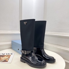 PRADA 普拉达 26𝐬𝐬 🌈2026秋冬新品 专柜走秀款 经典三角标皮带扣骑士短靴 长靴 系列〰 ◽鞋面:原版高 PRADA 普拉达 26𝐬𝐬 🌈2026秋冬新品 专柜走秀款 经典三角标皮带扣骑士短靴 长靴 系列〰 ◽鞋面:原版高