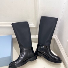 PRADA 普拉达 26𝐬𝐬 🌈2026秋冬新品 专柜走秀款 经典三角标皮带扣骑士短靴 长靴 系列〰 ◽鞋面:原版高 PRADA 普拉达 26𝐬𝐬 🌈2026秋冬新品 专柜走秀款 经典三角标皮带扣骑士短靴 长靴 系列〰 ◽鞋面:原版高