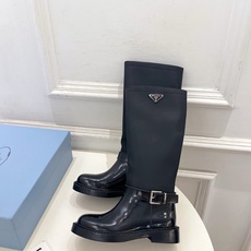 PRADA 普拉达 26𝐬𝐬 🌈2026秋冬新品 专柜走秀款 经典三角标皮带扣骑士短靴 长靴 系列〰 ◽鞋面:原版高 PRADA 普拉达 26𝐬𝐬 🌈2026秋冬新品 专柜走秀款 经典三角标皮带扣骑士短靴 长靴 系列〰 ◽鞋面:原版高