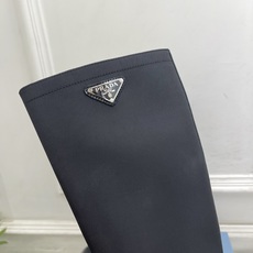 PRADA 普拉达 26𝐬𝐬 🌈2026秋冬新品 专柜走秀款 经典三角标皮带扣骑士短靴 长靴 系列〰 ◽鞋面:原版高 PRADA 普拉达 26𝐬𝐬 🌈2026秋冬新品 专柜走秀款 经典三角标皮带扣骑士短靴 长靴 系列〰 ◽鞋面:原版高