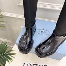 PRADA 普拉达 26𝐬𝐬 🌈2026秋冬新品 专柜走秀款 经典三角标皮带扣骑士短靴 长靴 系列〰 ◽鞋面:原版高 PRADA 普拉达 26𝐬𝐬 🌈2026秋冬新品 专柜走秀款 经典三角标皮带扣骑士短靴 长靴 系列〰 ◽鞋面:原版高