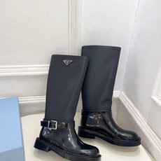 PRADA 普拉达 26𝐬𝐬 🌈2026秋冬新品 专柜走秀款 经典三角标皮带扣骑士短靴 长靴 系列〰 ◽鞋面:原版高 PRADA 普拉达 26𝐬𝐬 🌈2026秋冬新品 专柜走秀款 经典三角标皮带扣骑士短靴 长靴 系列〰 ◽鞋面:原版高