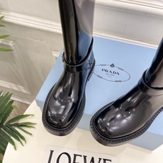 PRADA 普拉达 26𝐬𝐬 🌈2026秋冬新品 专柜走秀款 经典三角标皮带扣骑士短靴 长靴 系列〰 ◽鞋面:原版高 PRADA 普拉达 26𝐬𝐬 🌈2026秋冬新品 专柜走秀款 经典三角标皮带扣骑士短靴 长靴 系列〰 ◽鞋面:原版高