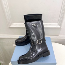 PRADA 普拉达 26𝐬𝐬 🌈2026秋冬新品 专柜走秀款 经典三角标皮带扣骑士短靴 长靴 系列〰 ◽鞋面:原版高 PRADA 普拉达 26𝐬𝐬 🌈2026秋冬新品 专柜走秀款 经典三角标皮带扣骑士短靴 长靴 系列〰 ◽鞋面:原版高