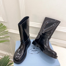 PRADA 普拉达 26𝐬𝐬 🌈2026秋冬新品 专柜走秀款 经典三角标皮带扣骑士短靴 长靴 系列〰 ◽鞋面:原版高 PRADA 普拉达 26𝐬𝐬 🌈2026秋冬新品 专柜走秀款 经典三角标皮带扣骑士短靴 长靴 系列〰 ◽鞋面:原版高