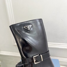 PRADA 普拉达 26𝐬𝐬 🌈2026秋冬新品 专柜走秀款 经典三角标皮带扣骑士短靴 长靴 系列〰 ◽鞋面:原版高 PRADA 普拉达 26𝐬𝐬 🌈2026秋冬新品 专柜走秀款 经典三角标皮带扣骑士短靴 长靴 系列〰 ◽鞋面:原版高
