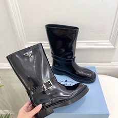 PRADA 普拉达 26𝐬𝐬 🌈2026秋冬新品 专柜走秀款 经典三角标皮带扣骑士短靴 长靴 系列〰 ◽鞋面:原版高 PRADA 普拉达 26𝐬𝐬 🌈2026秋冬新品 专柜走秀款 经典三角标皮带扣骑士短靴 长靴 系列〰 ◽鞋面:原版高