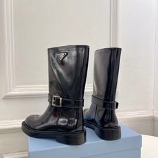 PRADA 普拉达 26𝐬𝐬 🌈2026秋冬新品 专柜走秀款 经典三角标皮带扣骑士短靴 长靴 系列〰 ◽鞋面:原版高 PRADA 普拉达 26𝐬𝐬 🌈2026秋冬新品 专柜走秀款 经典三角标皮带扣骑士短靴 长靴 系列〰 ◽鞋面:原版高