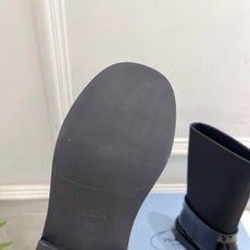 PRADA 普拉达 26𝐬𝐬 🌈2026秋冬新品 专柜走秀款 经典三角标皮带扣骑士短靴 长靴 系列〰 ◽鞋面:原版高 PRADA 普拉达 26𝐬𝐬 🌈2026秋冬新品 专柜走秀款 经典三角标皮带扣骑士短靴 长靴 系列〰 ◽鞋面:原版高