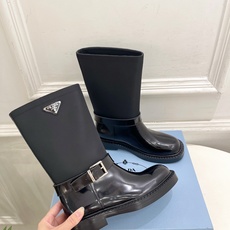 PRADA 普拉达 26𝐬𝐬 🌈2026秋冬新品 专柜走秀款 经典三角标皮带扣骑士短靴 长靴 系列〰 ◽鞋面:原版高 PRADA 普拉达 26𝐬𝐬 🌈2026秋冬新品 专柜走秀款 经典三角标皮带扣骑士短靴 长靴 系列〰 ◽鞋面:原版高