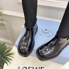 PRADA 普拉达 26𝐬𝐬 🌈2026秋冬新品 专柜走秀款 经典三角标皮带扣骑士短靴 长靴 系列〰 ◽鞋面:原版高 PRADA 普拉达 26𝐬𝐬 🌈2026秋冬新品 专柜走秀款 经典三角标皮带扣骑士短靴 长靴 系列〰 ◽鞋面:原版高