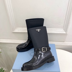 PRADA 普拉达 26𝐬𝐬 🌈2026秋冬新品 专柜走秀款 经典三角标皮带扣骑士短靴 长靴 系列〰 ◽鞋面:原版高 PRADA 普拉达 26𝐬𝐬 🌈2026秋冬新品 专柜走秀款 经典三角标皮带扣骑士短靴 长靴 系列〰 ◽鞋面:原版高