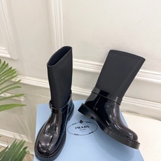 PRADA 普拉达 26𝐬𝐬 🌈2026秋冬新品 专柜走秀款 经典三角标皮带扣骑士短靴 长靴 系列〰 ◽鞋面:原版高 PRADA 普拉达 26𝐬𝐬 🌈2026秋冬新品 专柜走秀款 经典三角标皮带扣骑士短靴 长靴 系列〰 ◽鞋面:原版高