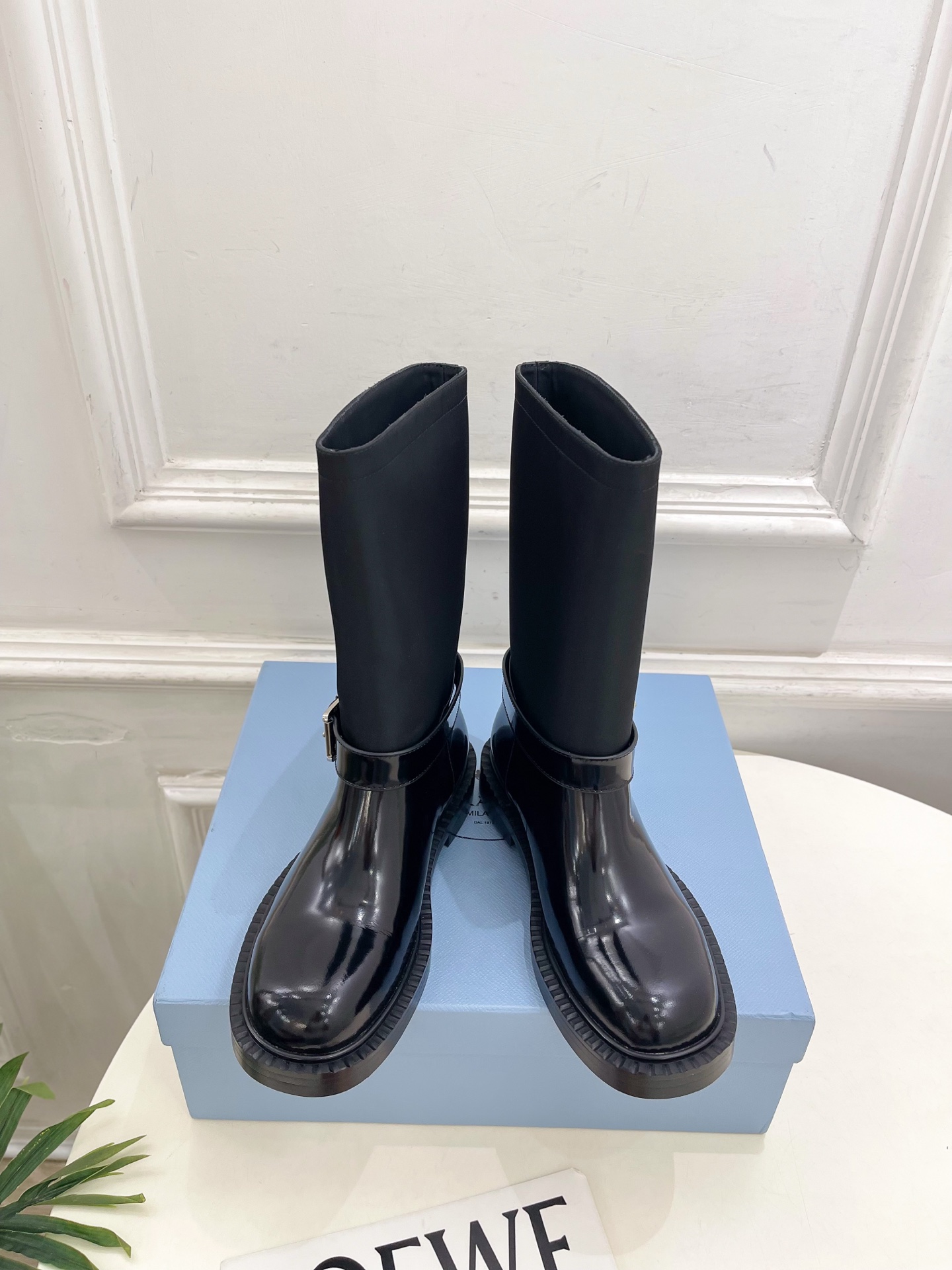 PRADA 普拉达 26𝐬𝐬 🌈2026秋冬新品 专柜走秀款 经典三角标皮带扣骑士短靴 长靴 系列〰 ◽鞋面:原版高 PRADA 普拉达 26𝐬𝐬 🌈2026秋冬新品 专柜走秀款 经典三角标皮带扣骑士短靴 长靴 系列〰 ◽鞋面:原版高