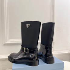 PRADA 普拉达 26𝐬𝐬 🌈2026秋冬新品 专柜走秀款 经典三角标皮带扣骑士短靴 长靴 系列〰 ◽鞋面:原版高 PRADA 普拉达 26𝐬𝐬 🌈2026秋冬新品 专柜走秀款 经典三角标皮带扣骑士短靴 长靴 系列〰 ◽鞋面:原版高