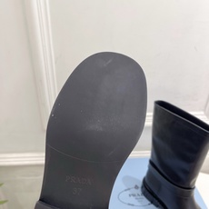 PRADA 普拉达 26𝐬𝐬 🌈2026秋冬新品 专柜走秀款 经典三角标皮带扣骑士短靴 长靴 系列〰 ◽鞋面:原版高 PRADA 普拉达 26𝐬𝐬 🌈2026秋冬新品 专柜走秀款 经典三角标皮带扣骑士短靴 长靴 系列〰 ◽鞋面:原版高