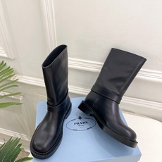 PRADA 普拉达 26𝐬𝐬 🌈2026秋冬新品 专柜走秀款 经典三角标皮带扣骑士短靴 长靴 系列〰 ◽鞋面:原版高 PRADA 普拉达 26𝐬𝐬 🌈2026秋冬新品 专柜走秀款 经典三角标皮带扣骑士短靴 长靴 系列〰 ◽鞋面:原版高