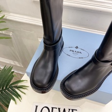 PRADA 普拉达 26𝐬𝐬 🌈2026秋冬新品 专柜走秀款 经典三角标皮带扣骑士短靴 长靴 系列〰 ◽鞋面:原版高 PRADA 普拉达 26𝐬𝐬 🌈2026秋冬新品 专柜走秀款 经典三角标皮带扣骑士短靴 长靴 系列〰 ◽鞋面:原版高