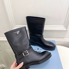 PRADA 普拉达 26𝐬𝐬 🌈2026秋冬新品 专柜走秀款 经典三角标皮带扣骑士短靴 长靴 系列〰 ◽鞋面:原版高 PRADA 普拉达 26𝐬𝐬 🌈2026秋冬新品 专柜走秀款 经典三角标皮带扣骑士短靴 长靴 系列〰 ◽鞋面:原版高