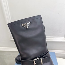 PRADA 普拉达 26𝐬𝐬 🌈2026秋冬新品 专柜走秀款 经典三角标皮带扣骑士短靴 长靴 系列〰 ◽鞋面:原版高 PRADA 普拉达 26𝐬𝐬 🌈2026秋冬新品 专柜走秀款 经典三角标皮带扣骑士短靴 长靴 系列〰 ◽鞋面:原版高