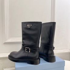 PRADA 普拉达 26𝐬𝐬 🌈2026秋冬新品 专柜走秀款 经典三角标皮带扣骑士短靴 长靴 系列〰 ◽鞋面:原版高 PRADA 普拉达 26𝐬𝐬 🌈2026秋冬新品 专柜走秀款 经典三角标皮带扣骑士短靴 长靴 系列〰 ◽鞋面:原版高