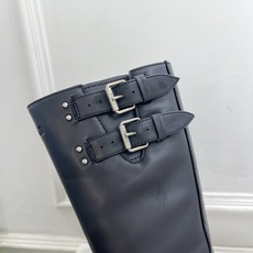 ETHOR 2026秋冬新品复古皮扣带高筒机车靴 ————————— 作为这两年最受欢迎的设计师牌,设计简单、细节巧妙、 ETHOR 2026秋冬新品复古皮扣带高筒机车靴 ————————— 作为这两年最受欢迎的设计师牌,设计简单、细节巧妙、