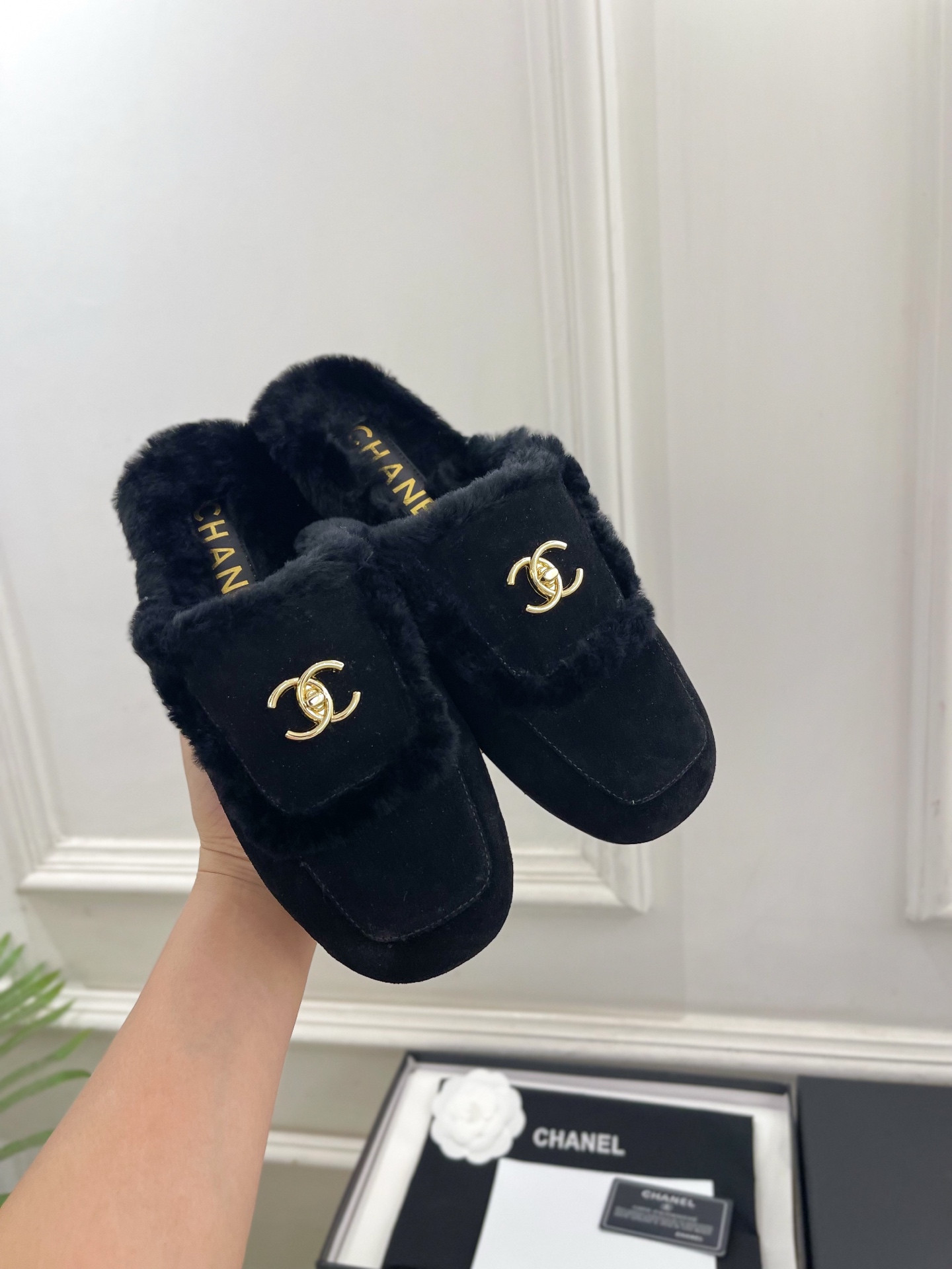 𝐂𝐇𝐀𝐍𝐄𝐋 | 小香 26𝐬𝐬 🦋2026 秋冬新品 专柜经典走秀款 小香双C翻盖书包扣包头穆勒毛拖 系列上新〰 𝐂𝐇𝐀𝐍𝐄𝐋 | 小香 26𝐬𝐬 🦋2026 秋冬新品 专柜经典走秀款 小香双C翻盖书包扣包头穆勒毛拖 系列上新〰