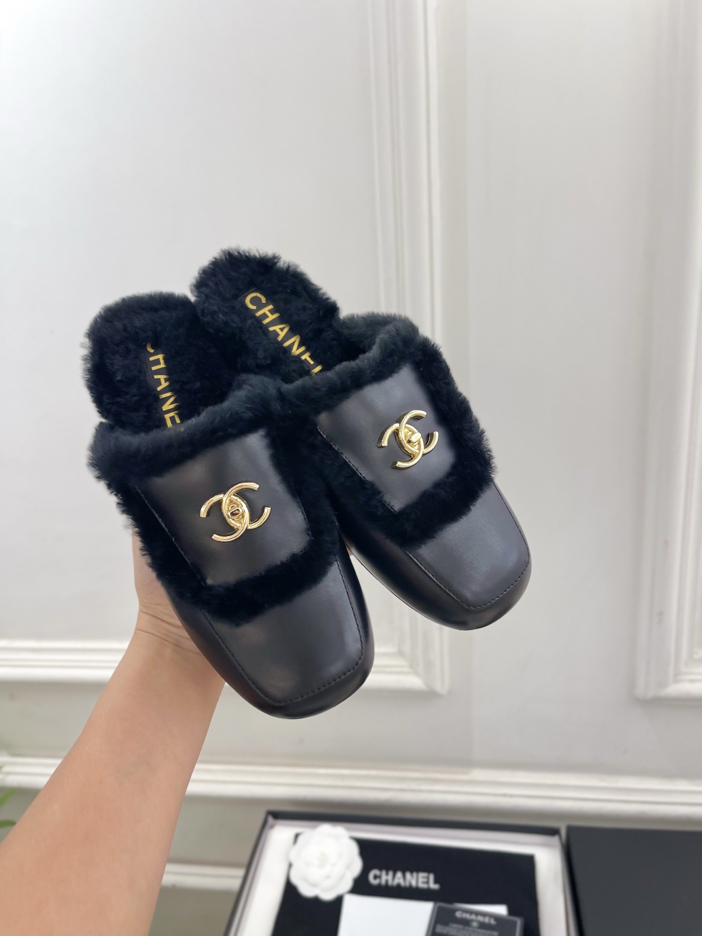𝐂𝐇𝐀𝐍𝐄𝐋  | 小香  26𝐬𝐬  🦋2026 秋冬新品 专柜经典走秀款 小香双C翻盖书包扣包头穆勒毛拖 系列上新〰