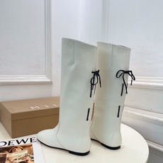 MIISTA 2026秋冬新品 极简一脚蹬后绑带高筒骑士靴 ————————— 作为这两年最受欢迎的设计师牌,设计简单、 MIISTA 2026秋冬新品 极简一脚蹬后绑带高筒骑士靴 ————————— 作为这两年最受欢迎的设计师牌,设计简单、