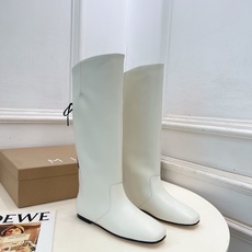 MIISTA 2026秋冬新品 极简一脚蹬后绑带高筒骑士靴 ————————— 作为这两年最受欢迎的设计师牌,设计简单、 MIISTA 2026秋冬新品 极简一脚蹬后绑带高筒骑士靴 ————————— 作为这两年最受欢迎的设计师牌,设计简单、