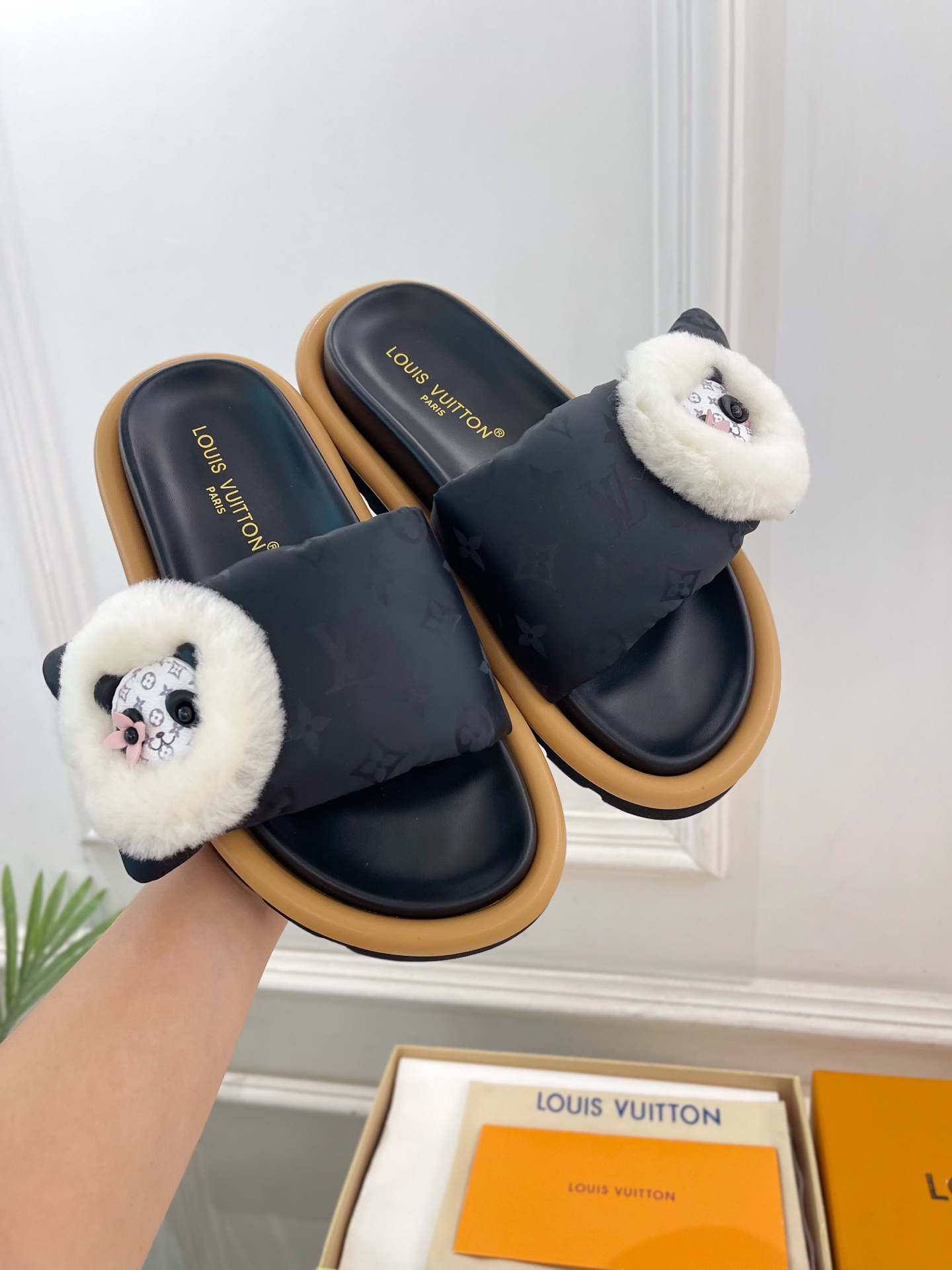 LV  | 路易威登   26𝐬𝐬  🧡💚2026新品   顶级版本⚠️ 专柜主打最新款LV 老花限定熊猫魔术贴羽绒拖鞋