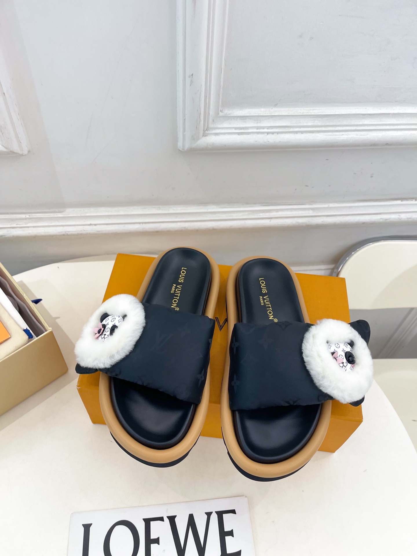 LV | 路易威登 26𝐬𝐬 🧡💚2026新品 顶级版本⚠️ 专柜主打最新款LV 老花限定熊猫魔术贴羽绒拖鞋 LV | 路易威登 26𝐬𝐬 🧡💚2026新品 顶级版本⚠️ 专柜主打最新款LV 老花限定熊猫魔术贴羽绒拖鞋