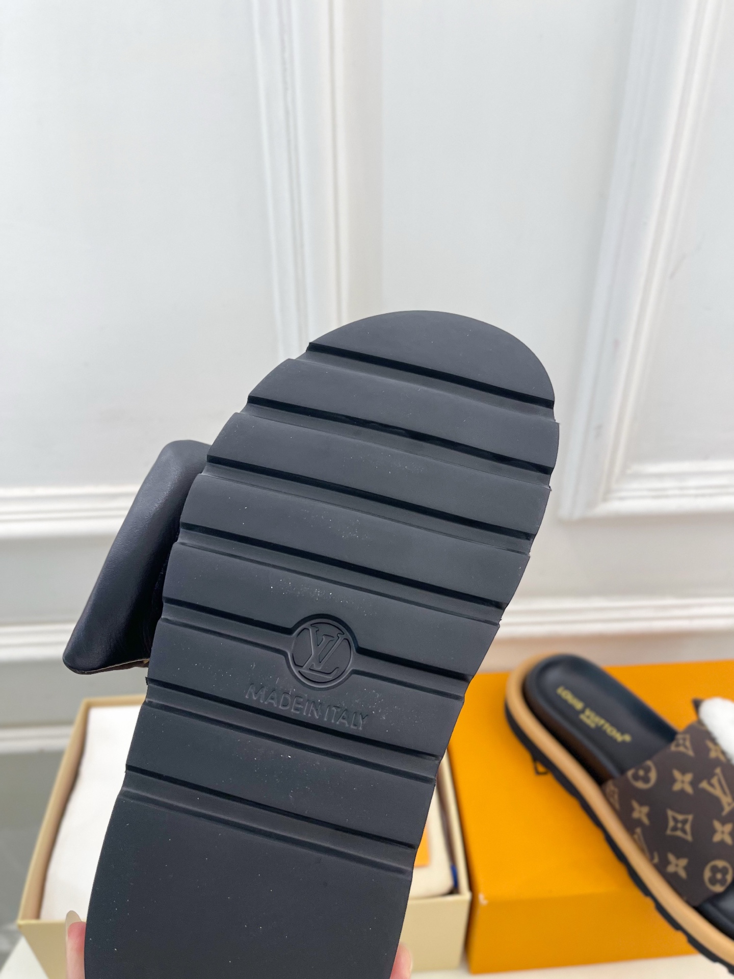 LV | 路易威登 26𝐬𝐬 🧡💚2026新品 顶级版本⚠️ 专柜主打最新款LV 老花限定熊猫魔术贴羽绒拖鞋 LV | 路易威登 26𝐬𝐬 🧡💚2026新品 顶级版本⚠️ 专柜主打最新款LV 老花限定熊猫魔术贴羽绒拖鞋