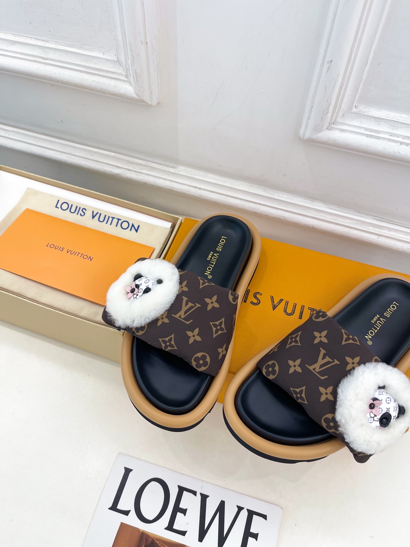 LV | 路易威登 26𝐬𝐬 🧡💚2026新品 顶级版本⚠️ 专柜主打最新款LV 老花限定熊猫魔术贴羽绒拖鞋 LV | 路易威登 26𝐬𝐬 🧡💚2026新品 顶级版本⚠️ 专柜主打最新款LV 老花限定熊猫魔术贴羽绒拖鞋