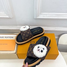 LV | 路易威登 26𝐬𝐬 🧡💚2026新品 顶级版本⚠️ 专柜主打最新款LV 老花限定熊猫魔术贴羽绒拖鞋 LV | 路易威登 26𝐬𝐬 🧡💚2026新品 顶级版本⚠️ 专柜主打最新款LV 老花限定熊猫魔术贴羽绒拖鞋