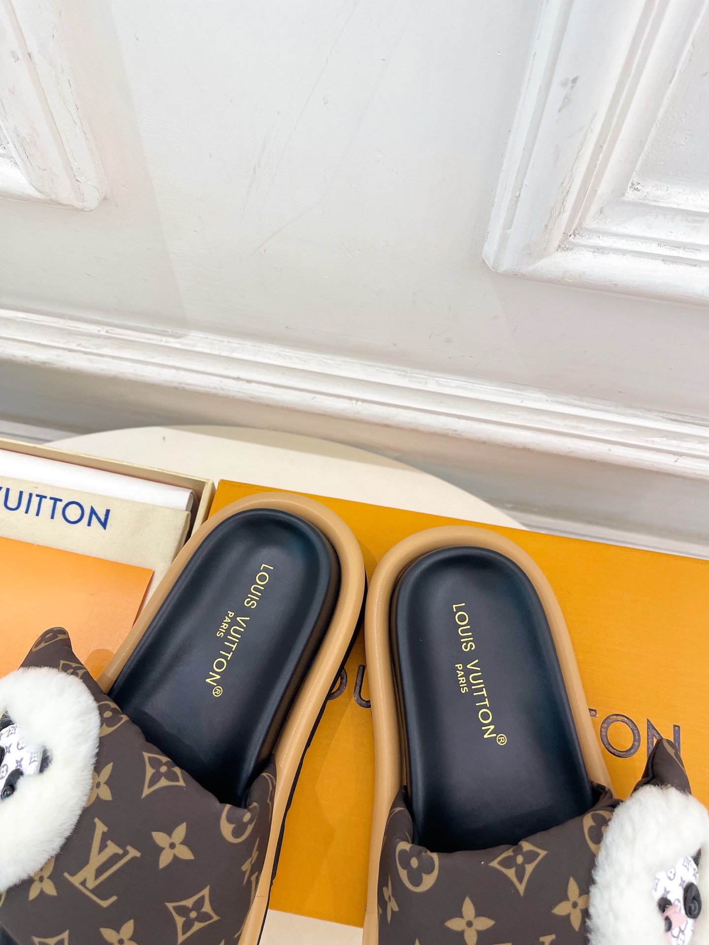LV | 路易威登 26𝐬𝐬 🧡💚2026新品 顶级版本⚠️ 专柜主打最新款LV 老花限定熊猫魔术贴羽绒拖鞋 LV | 路易威登 26𝐬𝐬 🧡💚2026新品 顶级版本⚠️ 专柜主打最新款LV 老花限定熊猫魔术贴羽绒拖鞋