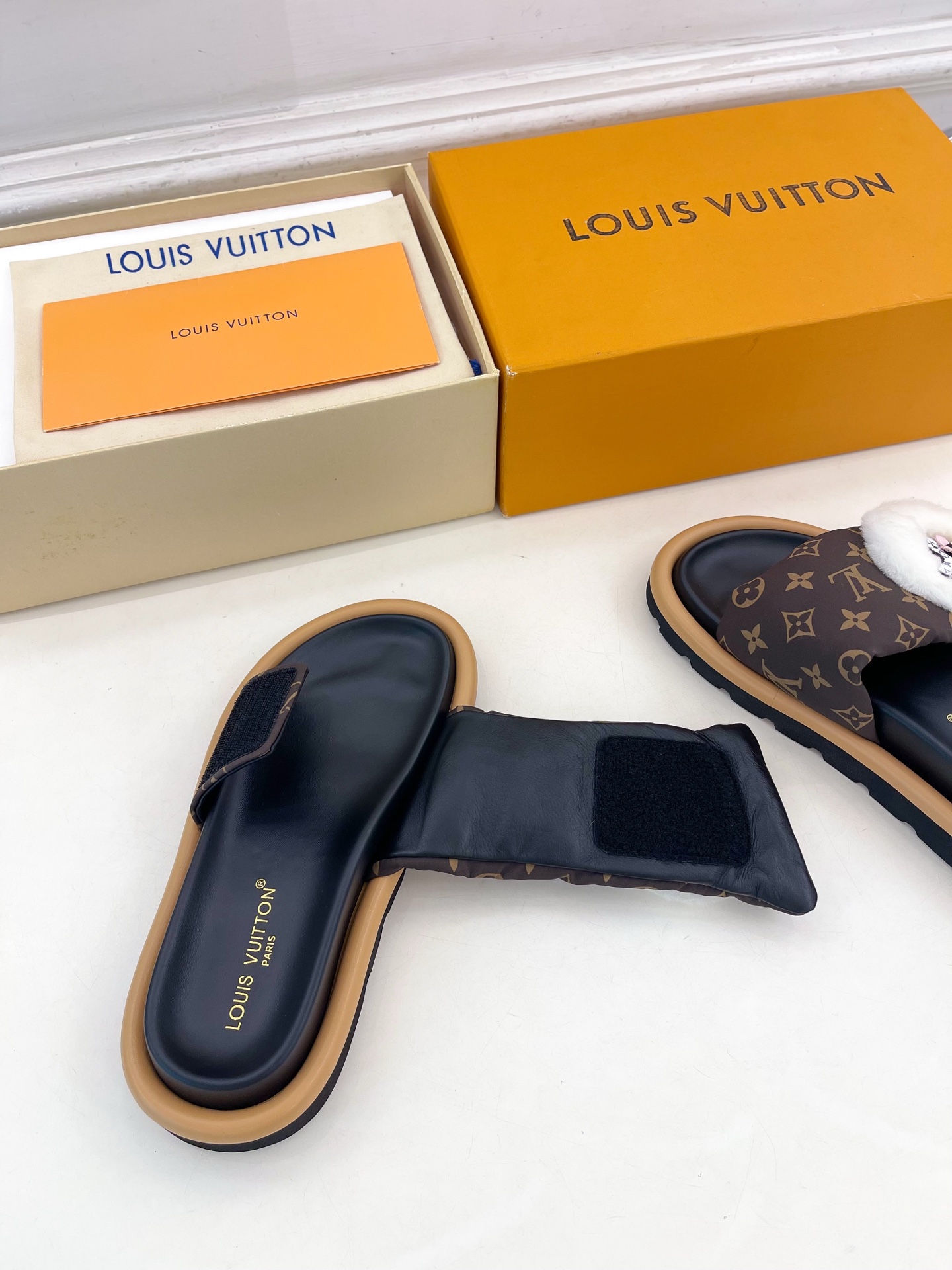 LV | 路易威登 26𝐬𝐬 🧡💚2026新品 顶级版本⚠️ 专柜主打最新款LV 老花限定熊猫魔术贴羽绒拖鞋 LV | 路易威登 26𝐬𝐬 🧡💚2026新品 顶级版本⚠️ 专柜主打最新款LV 老花限定熊猫魔术贴羽绒拖鞋