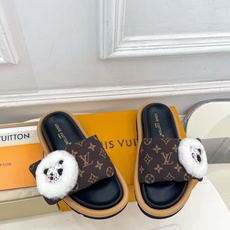 LV | 路易威登 26𝐬𝐬 🧡💚2026新品 顶级版本⚠️ 专柜主打最新款LV 老花限定熊猫魔术贴羽绒拖鞋 LV | 路易威登 26𝐬𝐬 🧡💚2026新品 顶级版本⚠️ 专柜主打最新款LV 老花限定熊猫魔术贴羽绒拖鞋