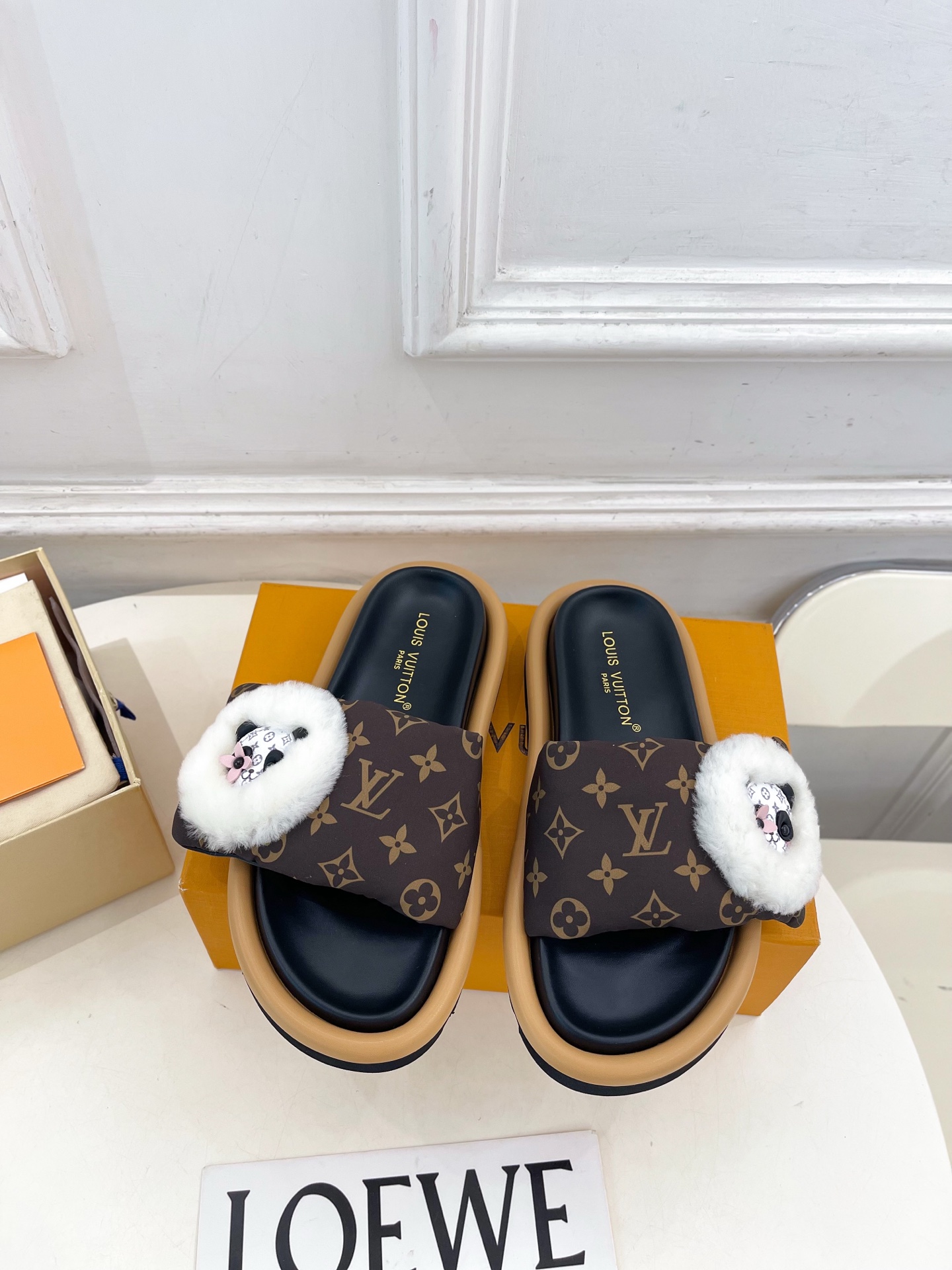 LV | 路易威登 26𝐬𝐬 🧡💚2026新品 顶级版本⚠️ 专柜主打最新款LV 老花限定熊猫魔术贴羽绒拖鞋 LV | 路易威登 26𝐬𝐬 🧡💚2026新品 顶级版本⚠️ 专柜主打最新款LV 老花限定熊猫魔术贴羽绒拖鞋