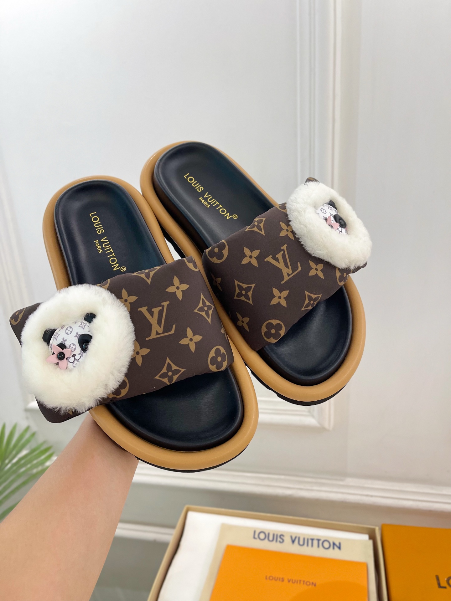 LV | 路易威登 26𝐬𝐬 🧡💚2026新品 顶级版本⚠️ 专柜主打最新款LV 老花限定熊猫魔术贴羽绒拖鞋 LV | 路易威登 26𝐬𝐬 🧡💚2026新品 顶级版本⚠️ 专柜主打最新款LV 老花限定熊猫魔术贴羽绒拖鞋