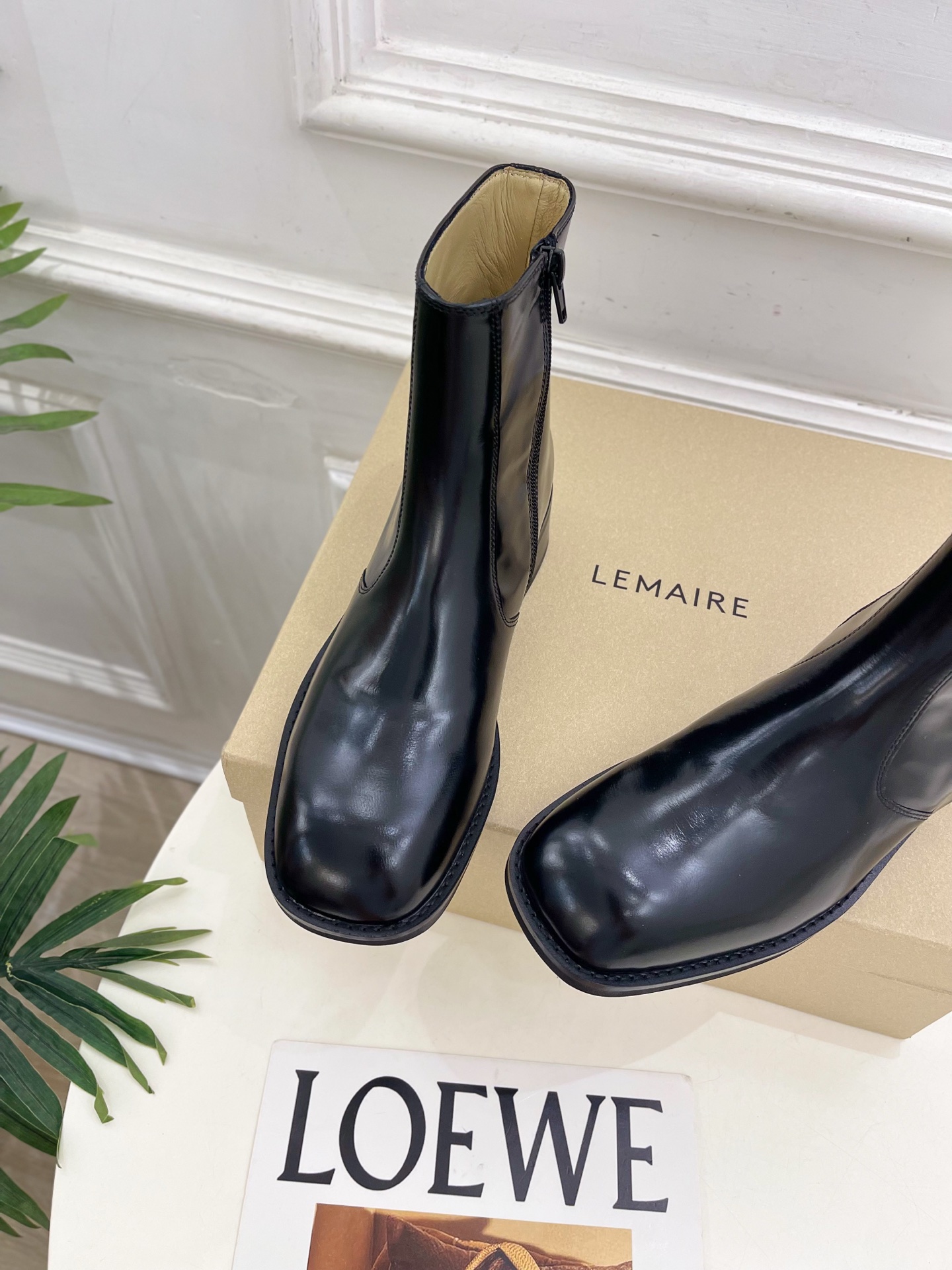 LEMAIRE  2026秋冬新品 经典复古粗跟侧拉链短靴 ————————— 作为这两年最受欢迎的设计师牌，设计简单、