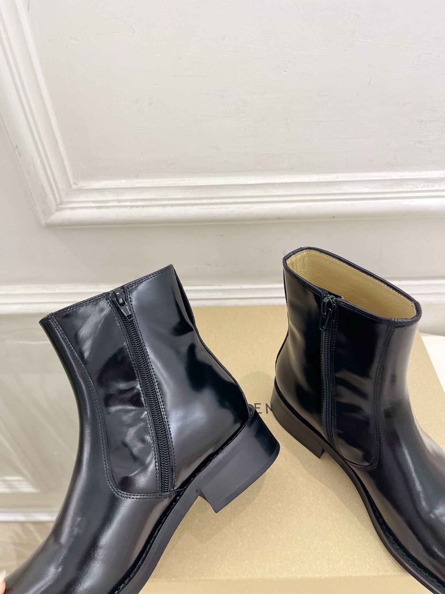 LEMAIRE  2026秋冬新品 经典复古粗跟侧拉链短靴 ————————— 作为这两年最受欢迎的设计师牌，设计简单、