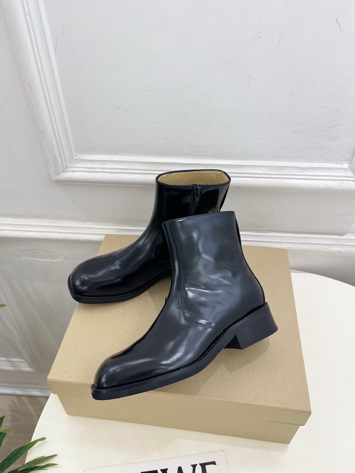 LEMAIRE  2026秋冬新品 经典复古粗跟侧拉链短靴 ————————— 作为这两年最受欢迎的设计师牌，设计简单、