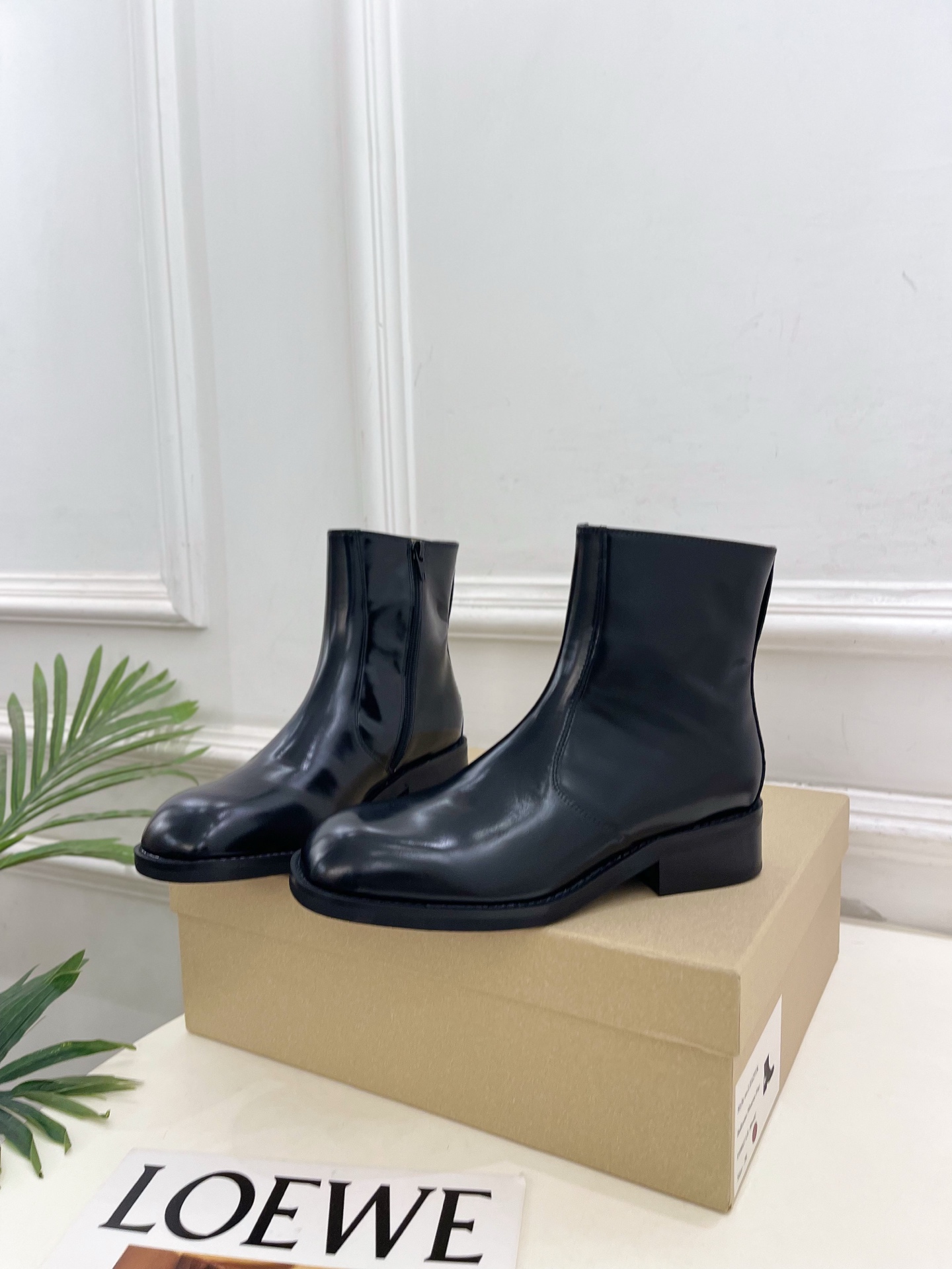 LEMAIRE  2026秋冬新品 经典复古粗跟侧拉链短靴 ————————— 作为这两年最受欢迎的设计师牌，设计简单、
