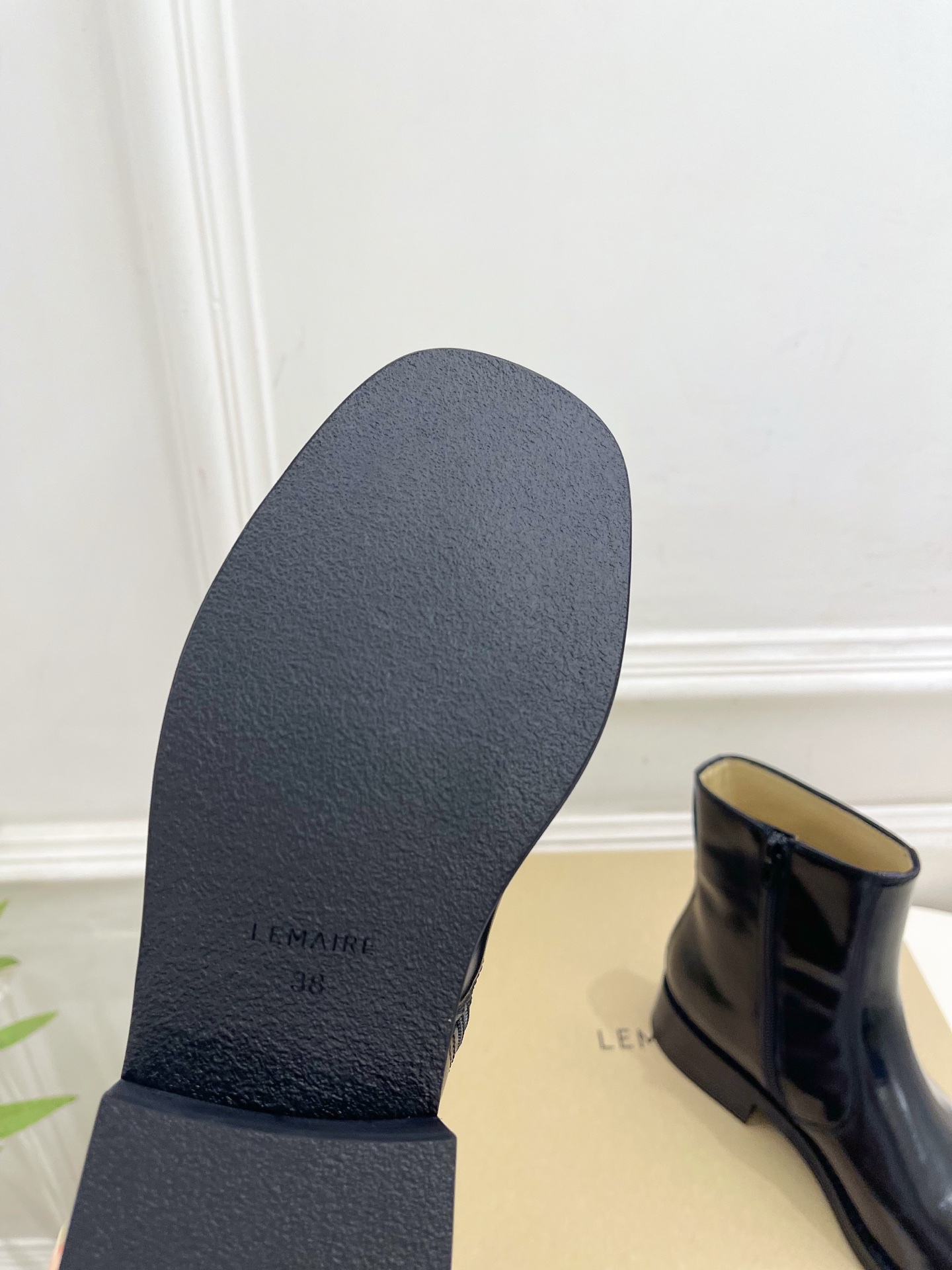 LEMAIRE  2026秋冬新品 经典复古粗跟侧拉链短靴 ————————— 作为这两年最受欢迎的设计师牌，设计简单、