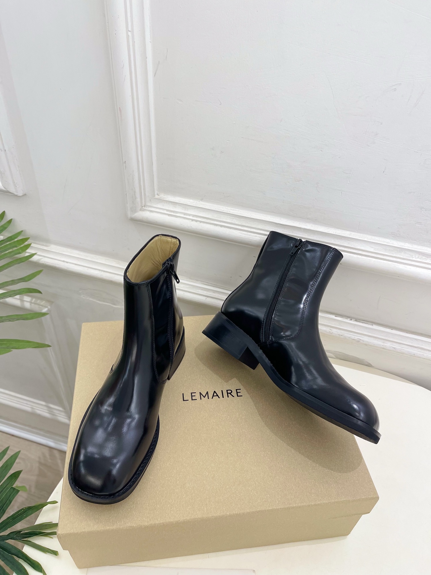 LEMAIRE  2026秋冬新品 经典复古粗跟侧拉链短靴 ————————— 作为这两年最受欢迎的设计师牌，设计简单、