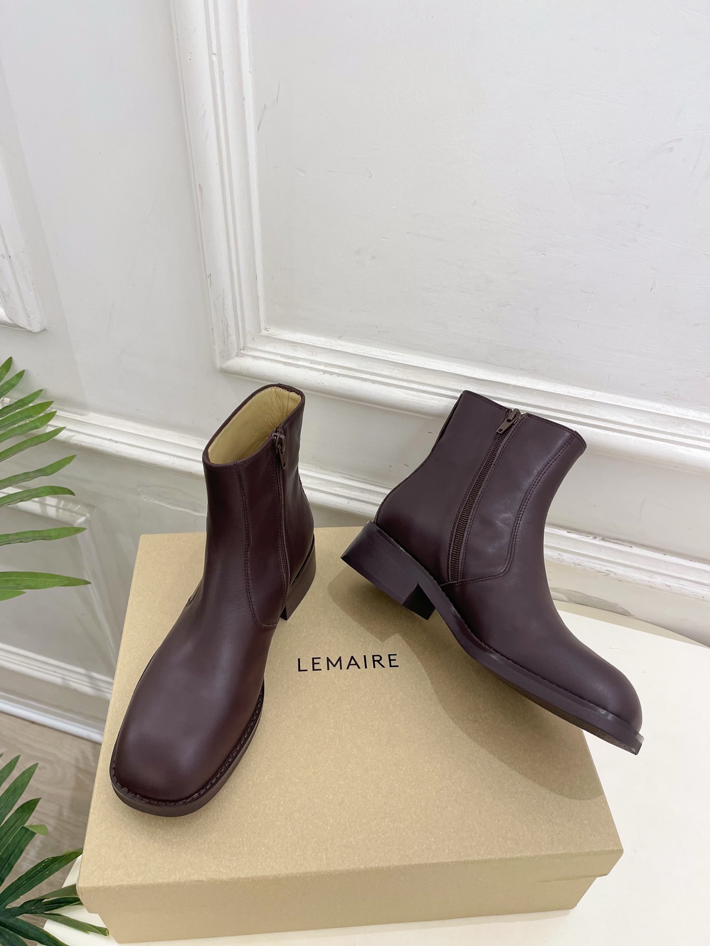 LEMAIRE 2026秋冬新品 经典复古粗跟侧拉链短靴 ————————— 作为这两年最受欢迎的设计师牌,设计简单、 LEMAIRE 2026秋冬新品 经典复古粗跟侧拉链短靴 ————————— 作为这两年最受欢迎的设计师牌,设计简单、
