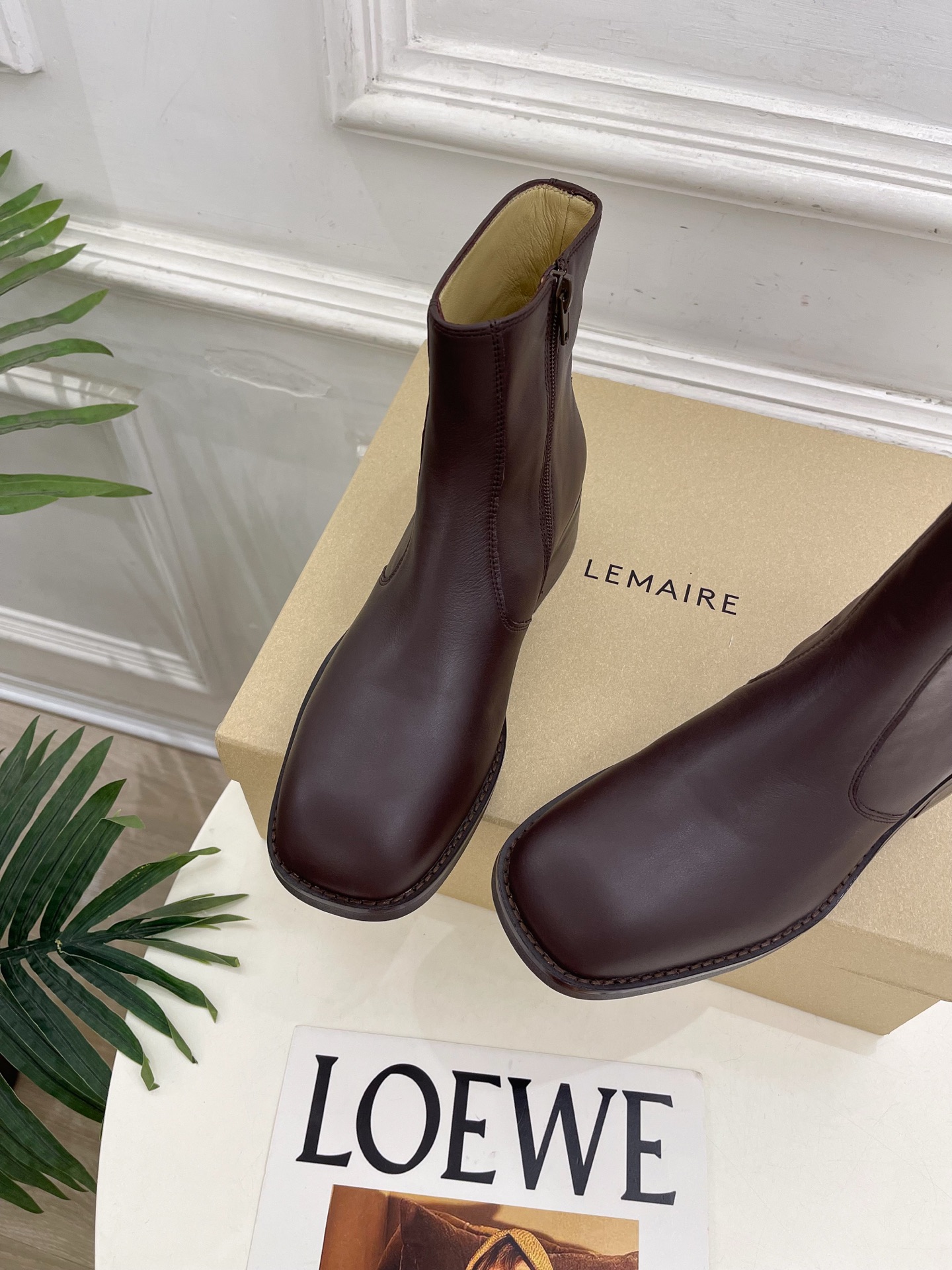 LEMAIRE 2026秋冬新品 经典复古粗跟侧拉链短靴 ————————— 作为这两年最受欢迎的设计师牌,设计简单、 LEMAIRE 2026秋冬新品 经典复古粗跟侧拉链短靴 ————————— 作为这两年最受欢迎的设计师牌,设计简单、