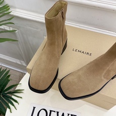 LEMAIRE 2026秋冬新品 经典复古粗跟侧拉链短靴 ————————— 作为这两年最受欢迎的设计师牌,设计简单、 LEMAIRE 2026秋冬新品 经典复古粗跟侧拉链短靴 ————————— 作为这两年最受欢迎的设计师牌,设计简单、